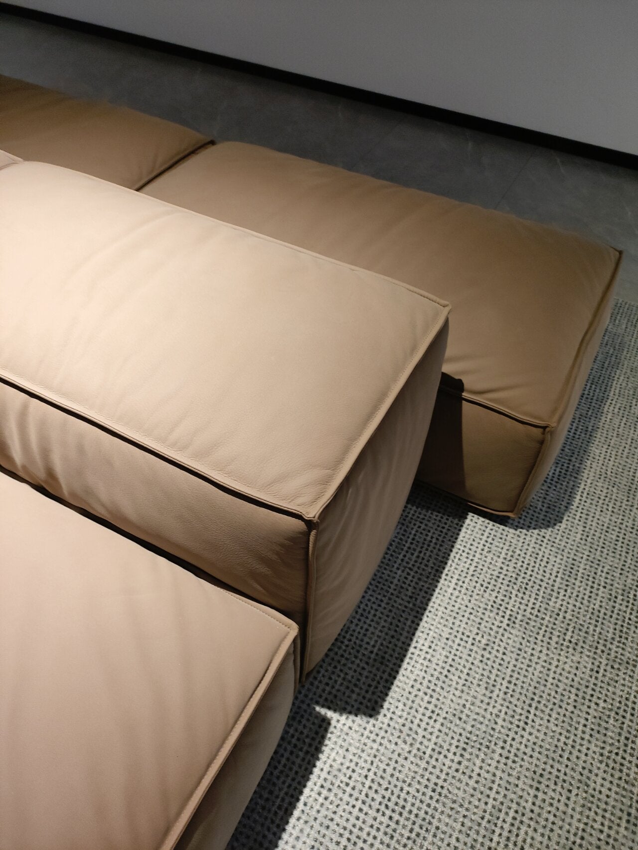 Minimalistische Ästhetik: Multifunktionales modulares Design des Tofu Block Sofas