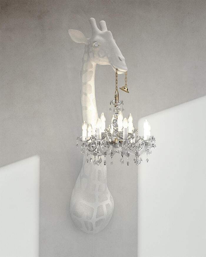 Innovative Artistry: Giraffe in Love Combines Classic Lighting with Modern Design