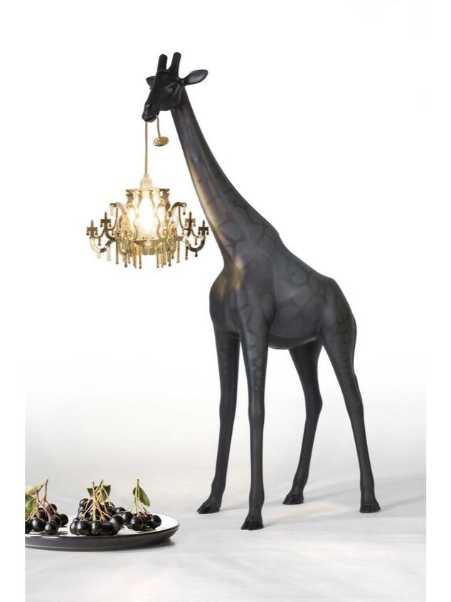 Innovative Artistry: Giraffe in Love Combines Classic Lighting with Modern Design