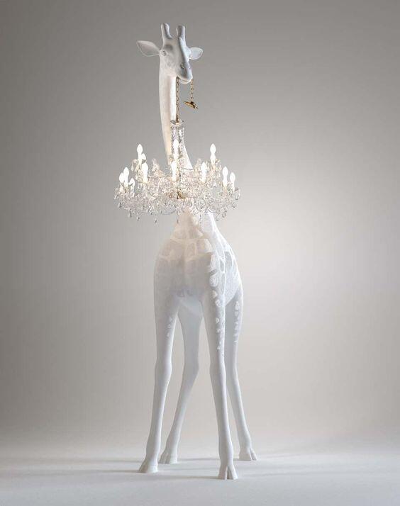 Innovative Artistry: Giraffe in Love Combines Classic Lighting with Modern Design