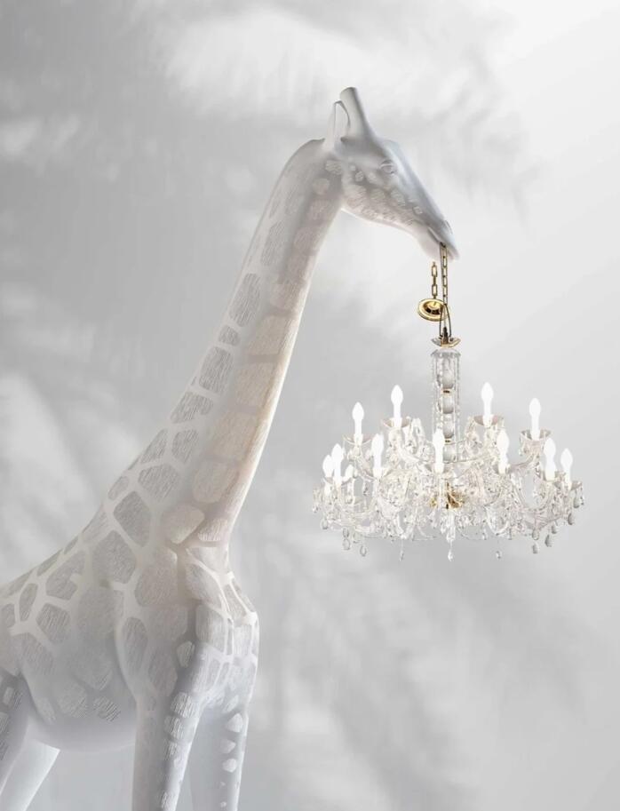 Innovative Artistry: Giraffe in Love Combines Classic Lighting with Modern Design