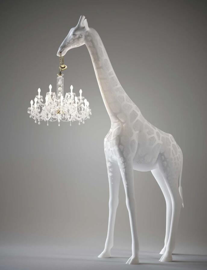 Innovative Artistry: Giraffe in Love Combines Classic Lighting with Modern Design