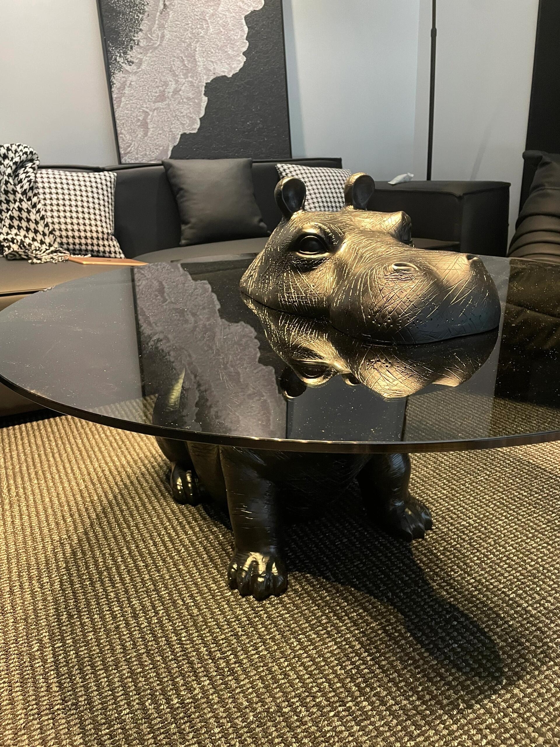 Hippo Couchtisch: Eine Fusion aus dynamischer Skulptur und moderner Wohnkunst