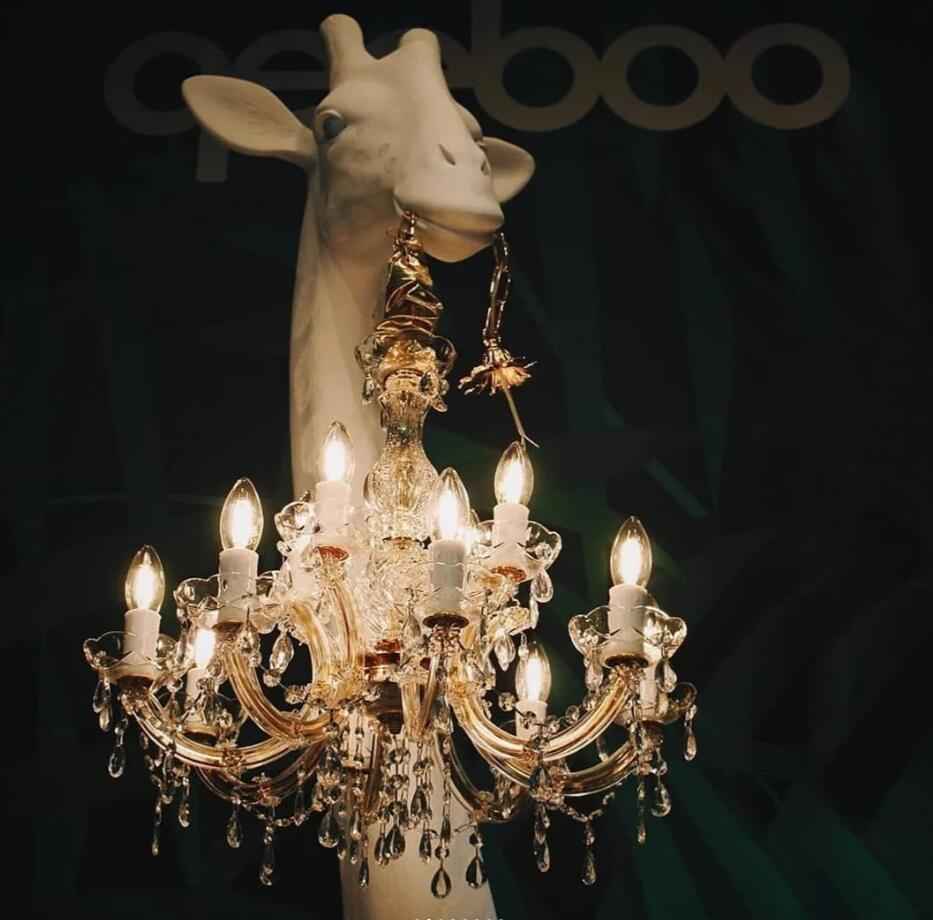 Innovative Artistry: Giraffe in Love Combines Classic Lighting with Modern Design