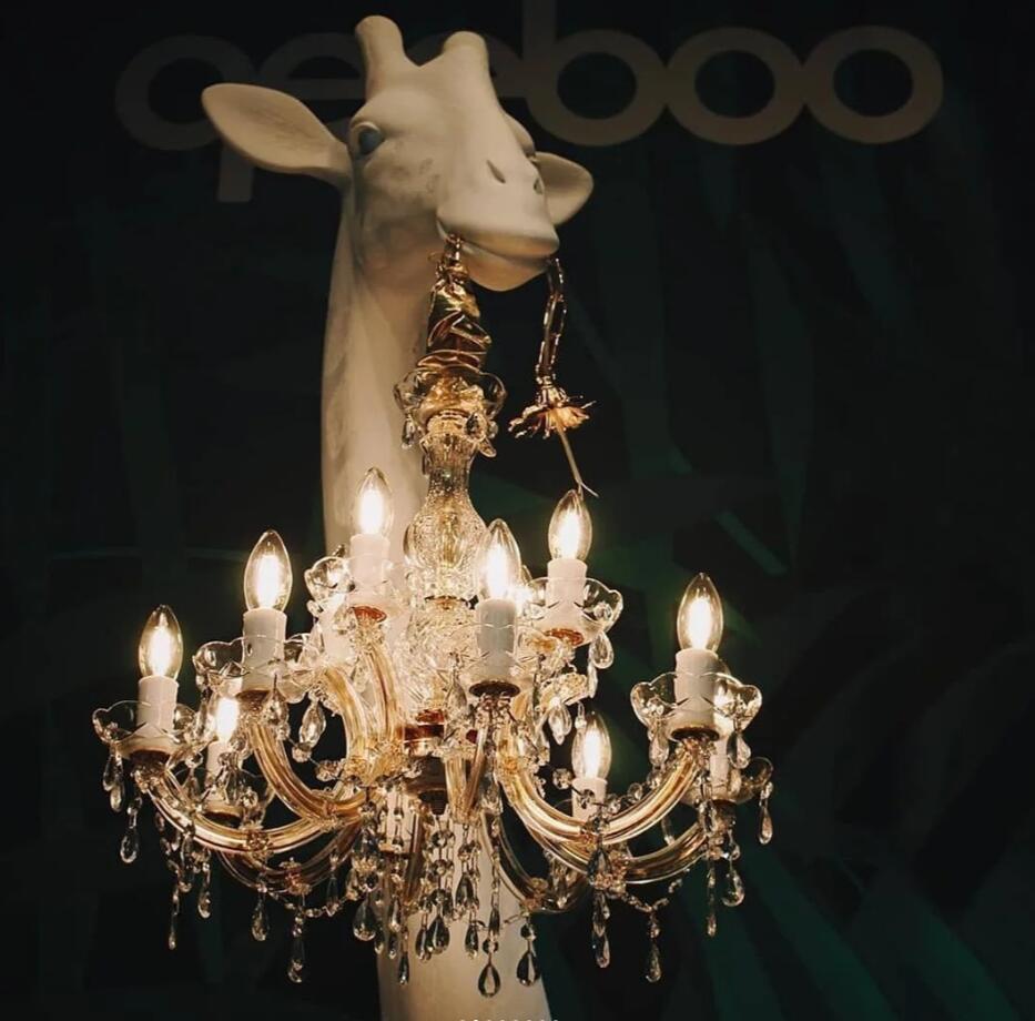 Innovative Artistry: Giraffe in Love Combines Classic Lighting with Modern Design