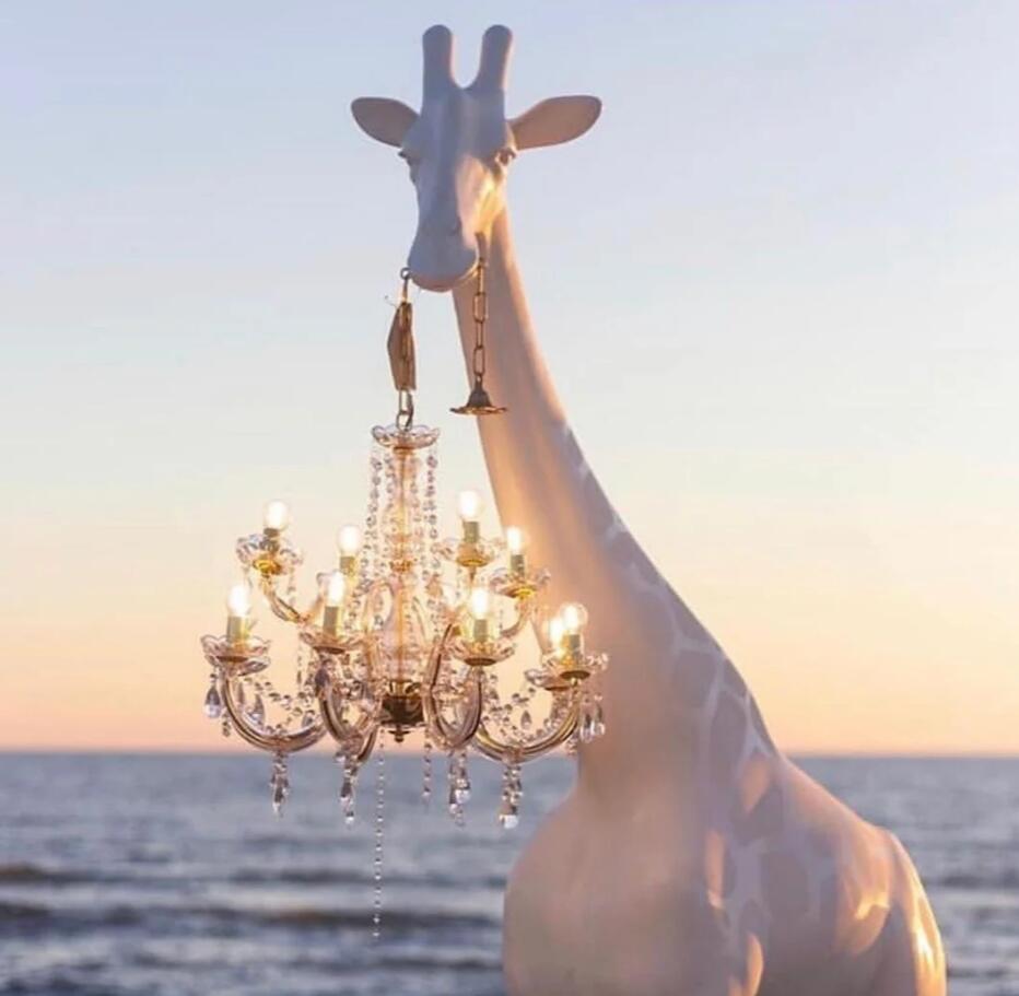 Innovative Artistry: Giraffe in Love Combines Classic Lighting with Modern Design