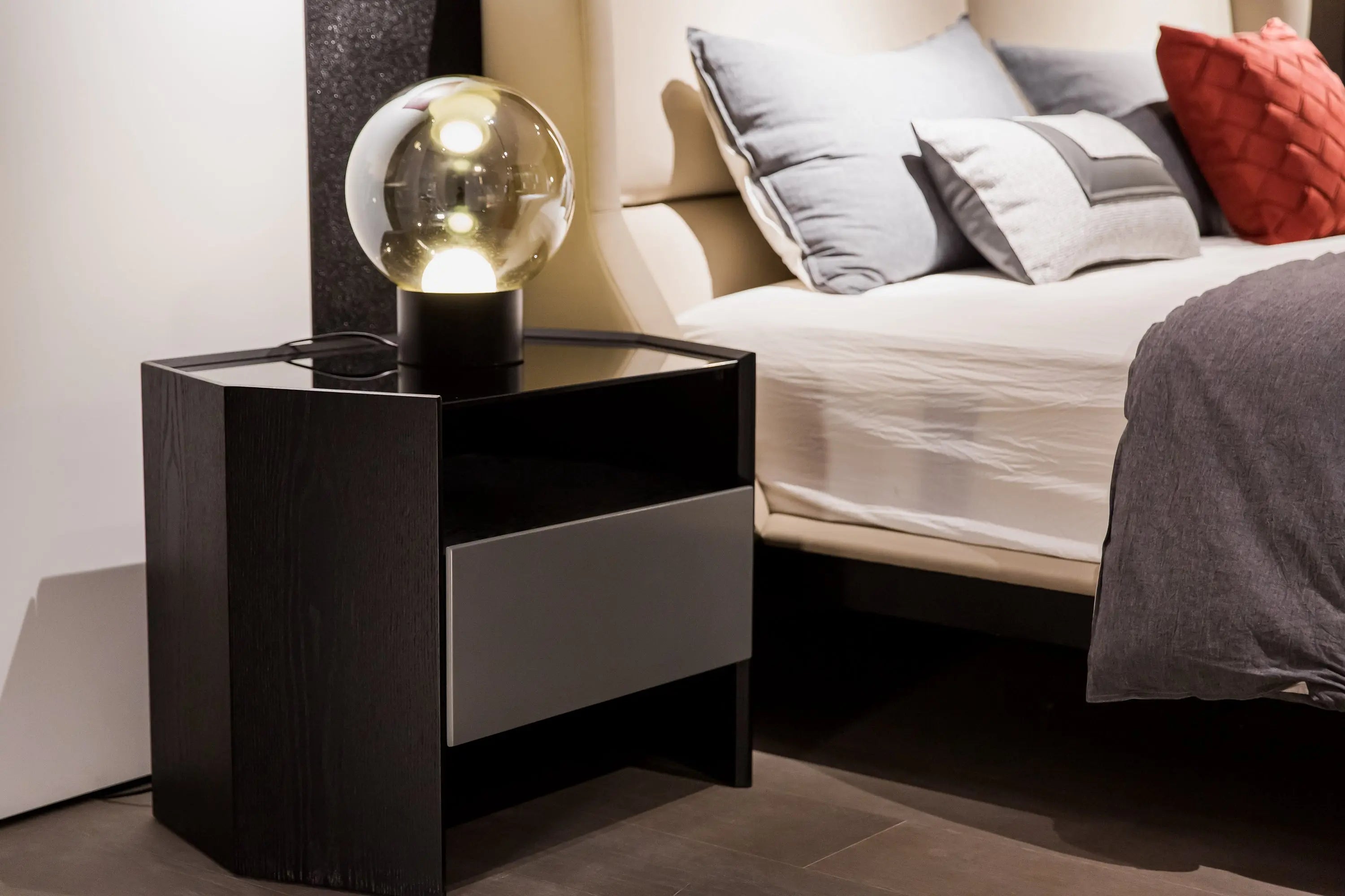 Contemporary Black HX5-1695-2 Bedside Table VV