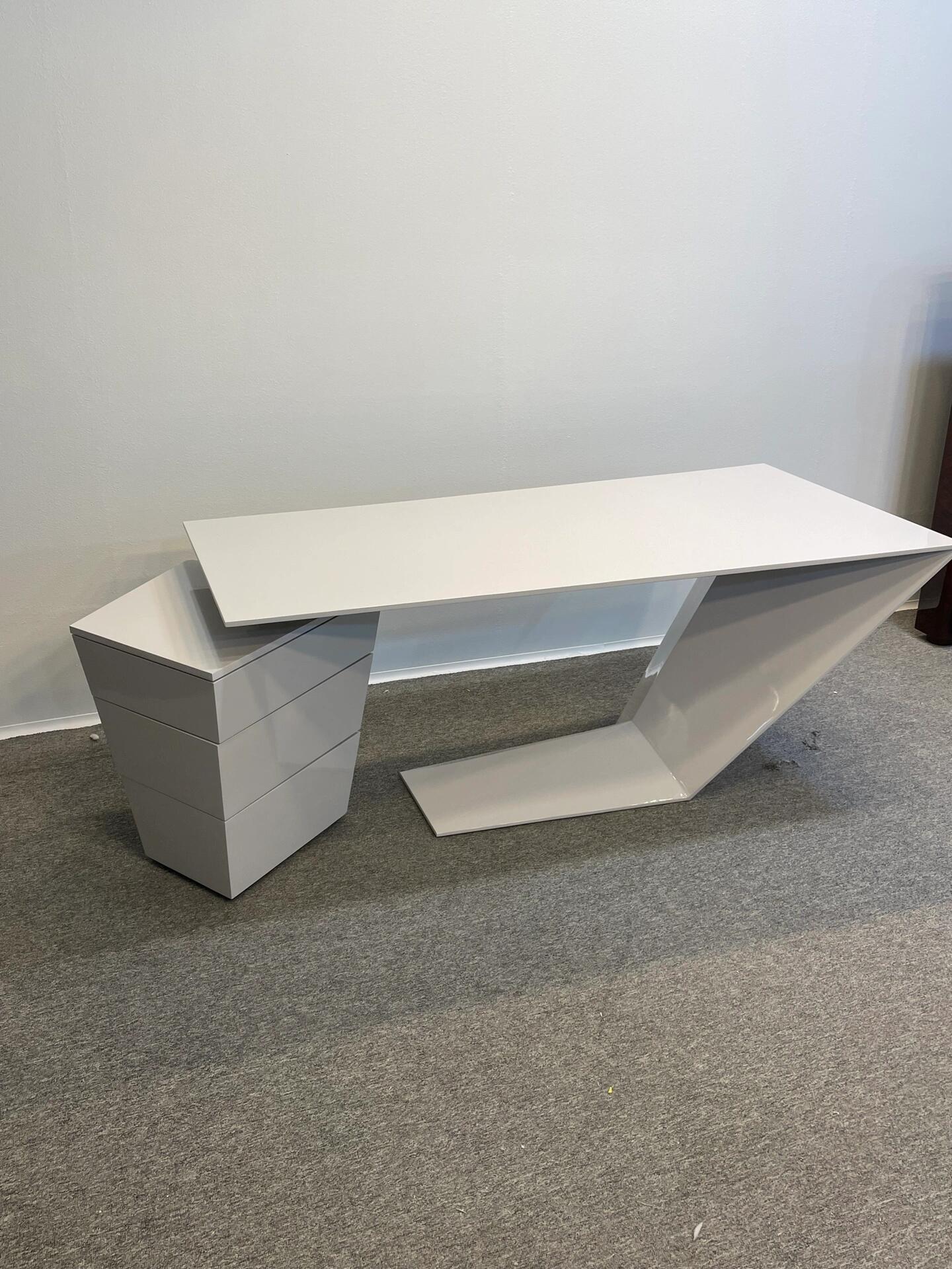 Defining the Future Workspace: Furtif Avant-Garde Desk