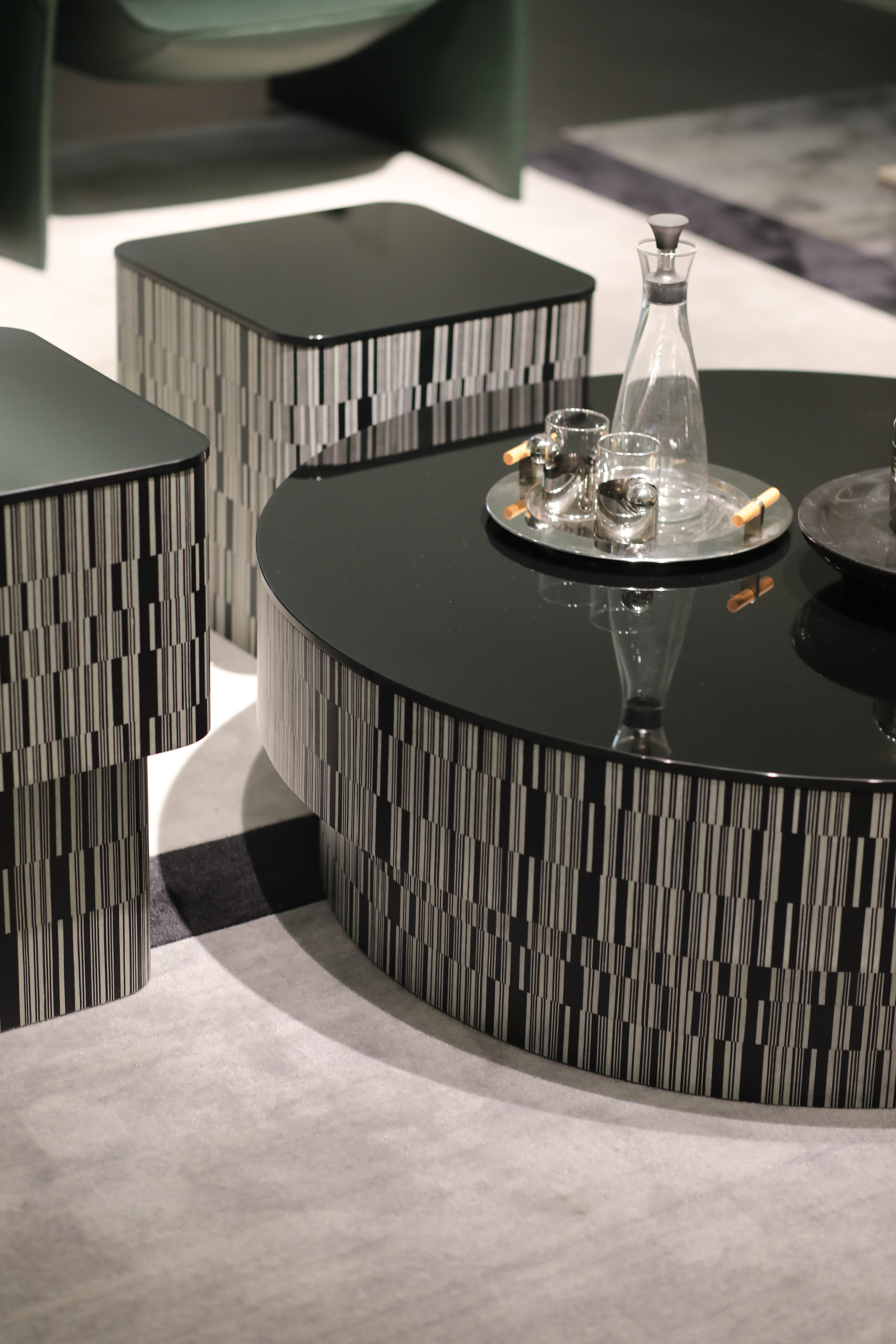 Moderner minimalistischer Couchtisch aus schwarz geöltem Glas mit Zebraholz-Kunstfurnier HC-2320-1 Teetisch