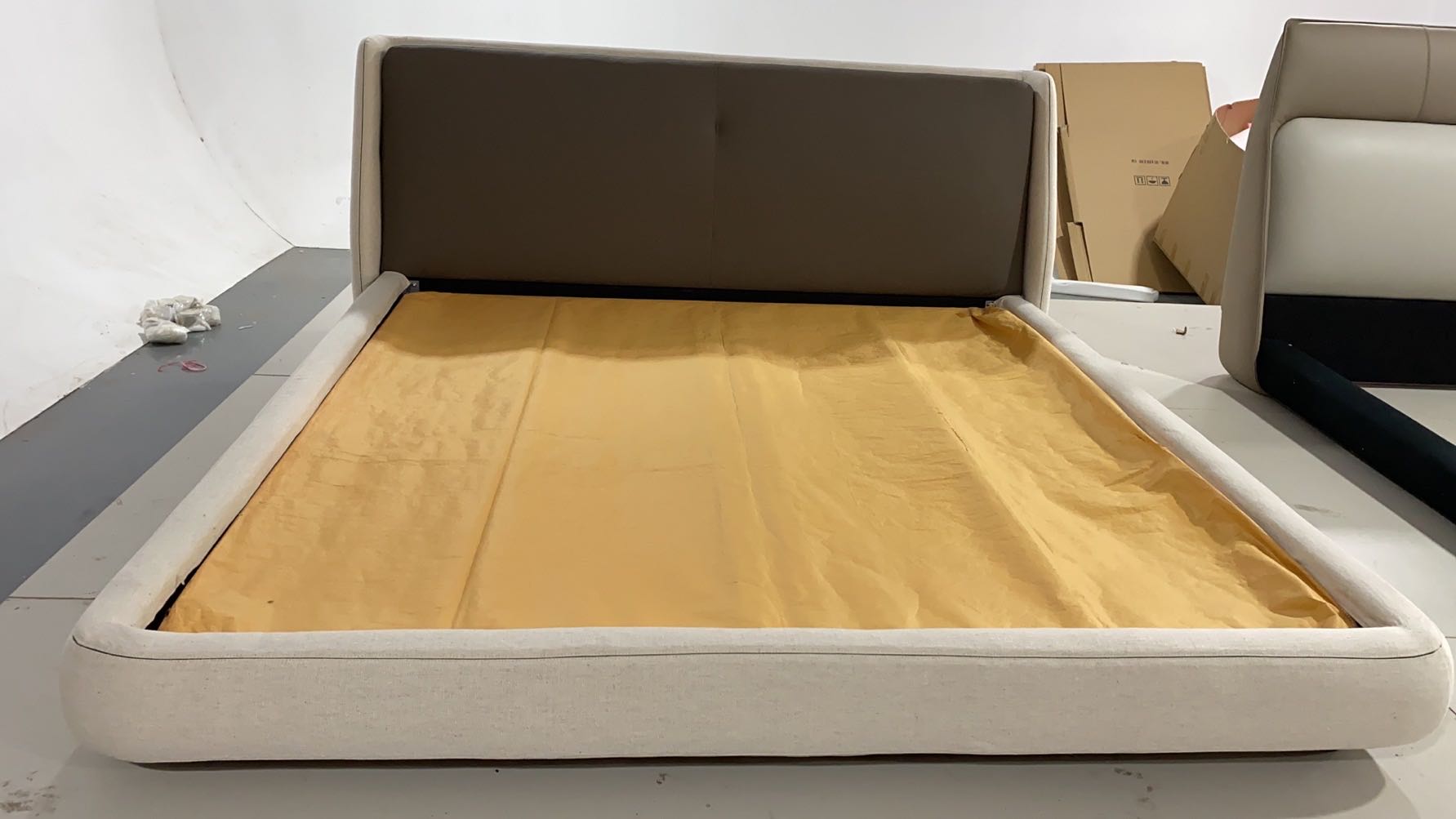 RC-33 Minimalism Bed