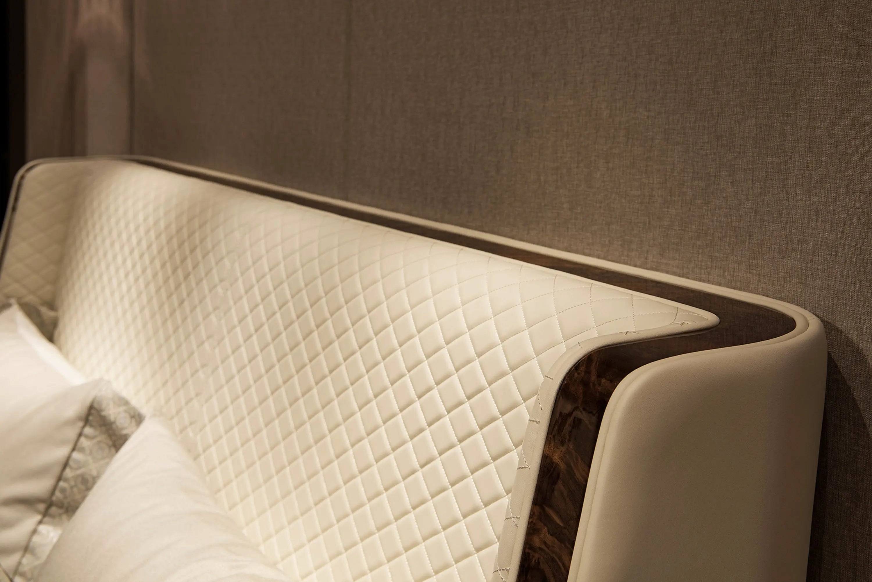 Leather King Size Deluxe Design Bed W008B10 Bentley style Stamford Bed