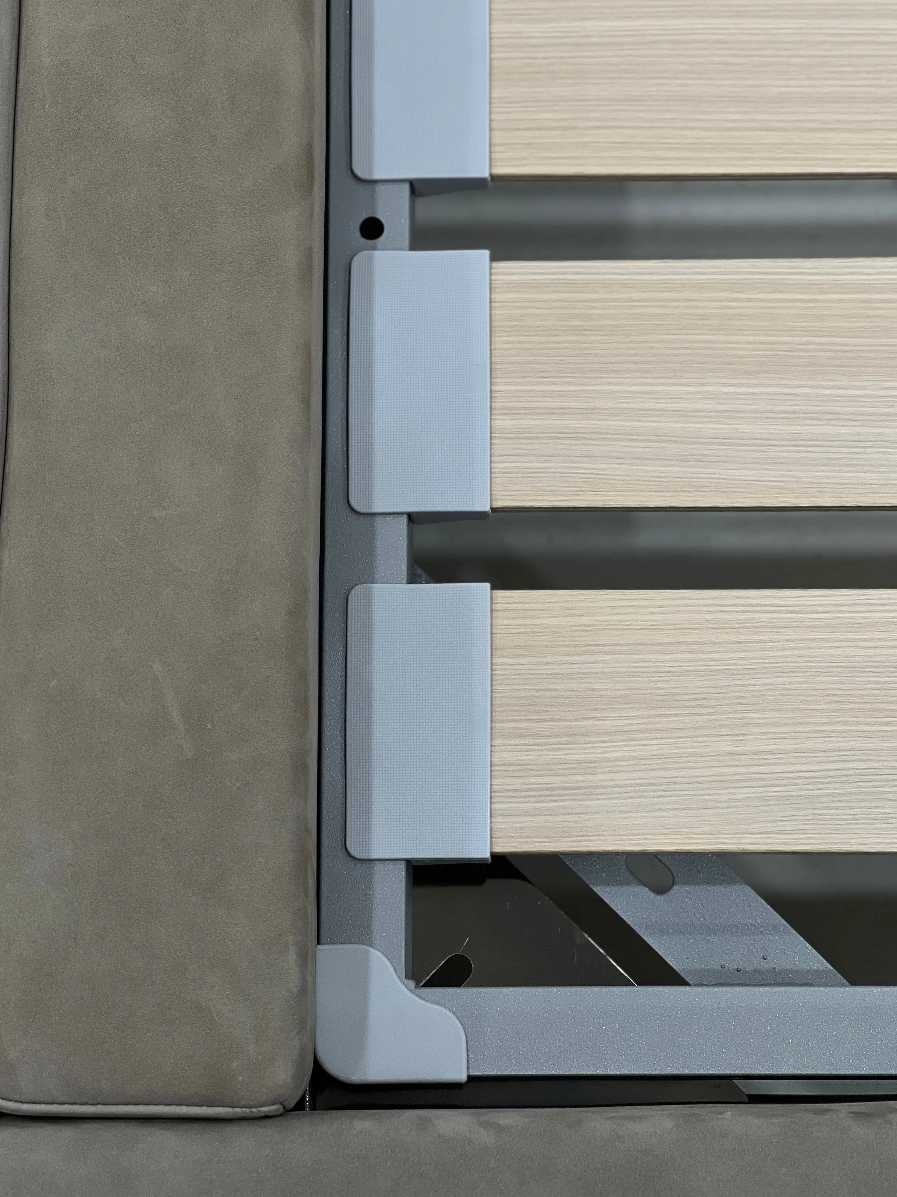 Leather King Size Deluxe Design Bed W008B10 Bentley style Stamford Bed