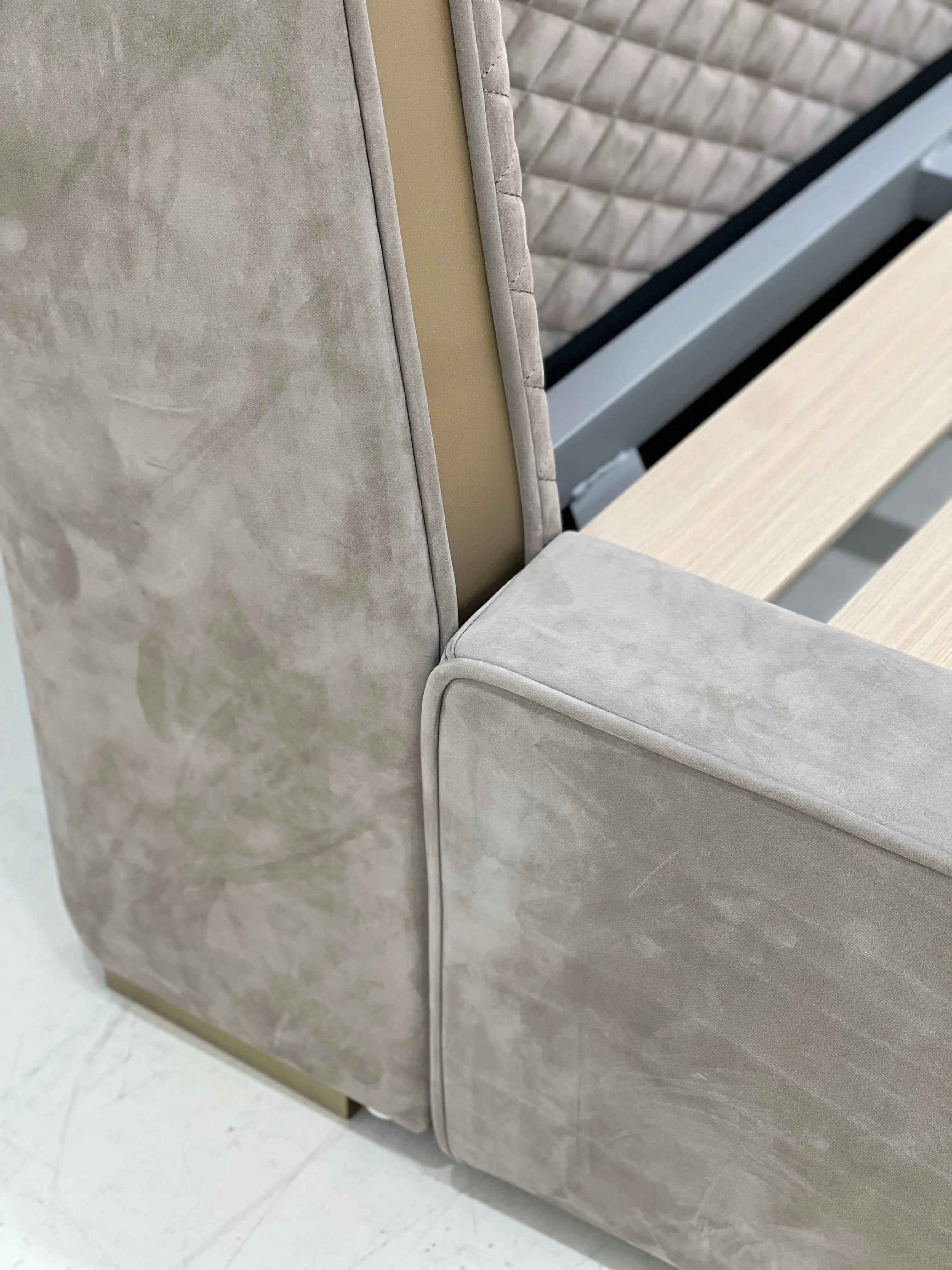 Leather King Size Deluxe Design Bed W008B10 Bentley style Stamford Bed