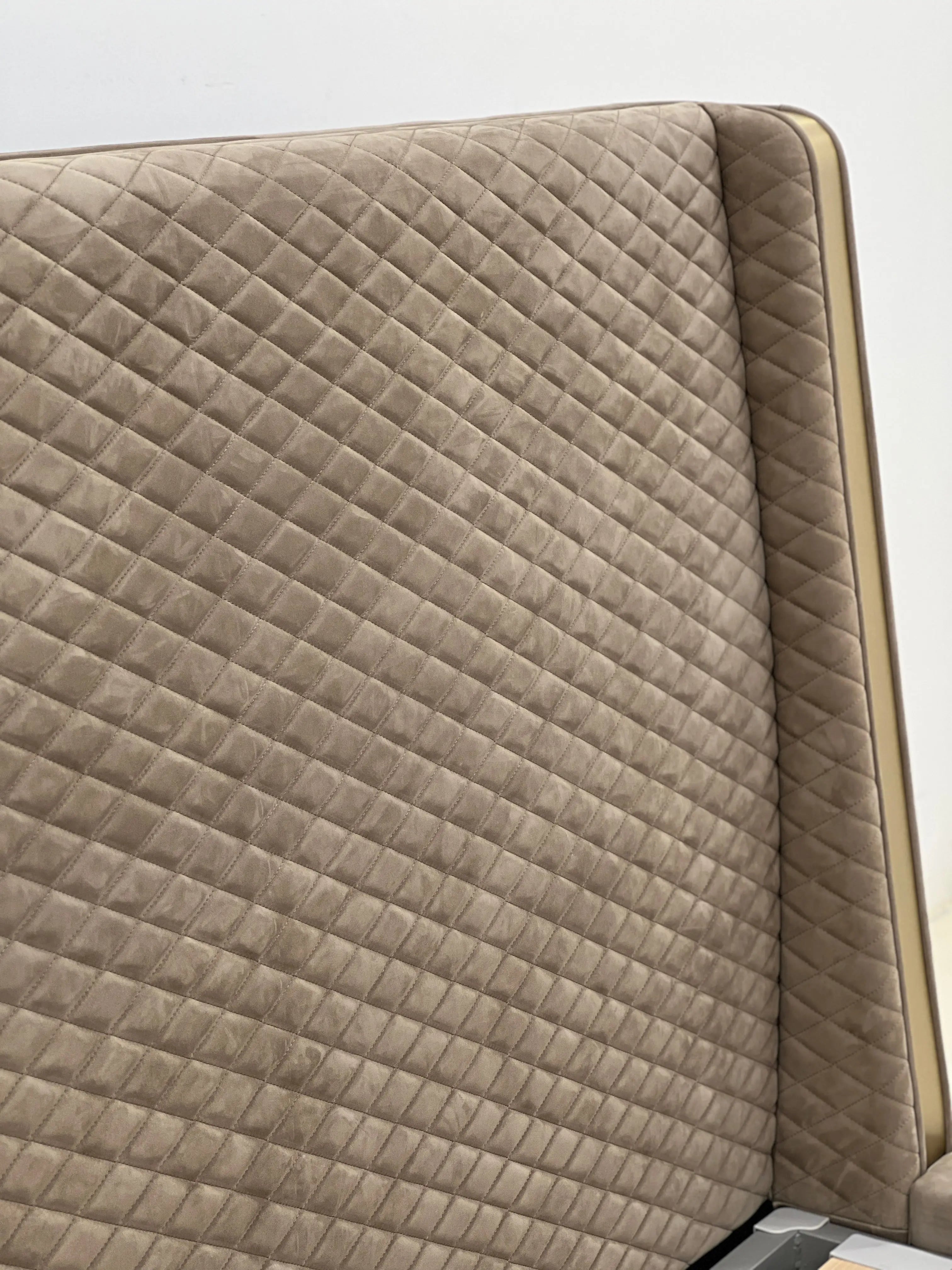 Leather King Size Deluxe Design Bed W008B10 Bentley style Stamford Bed