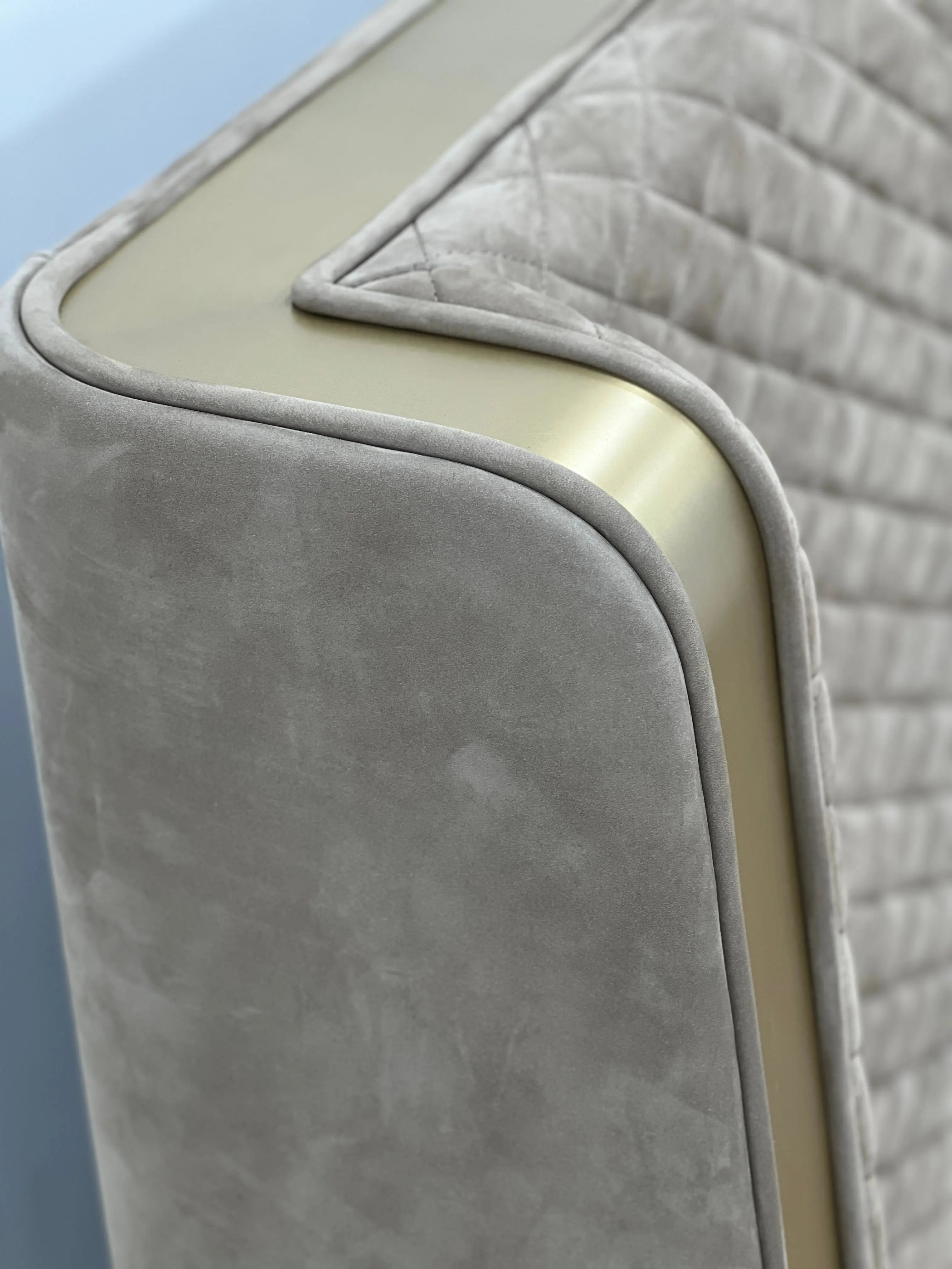 Leather King Size Deluxe Design Bed W008B10 Bentley style Stamford Bed