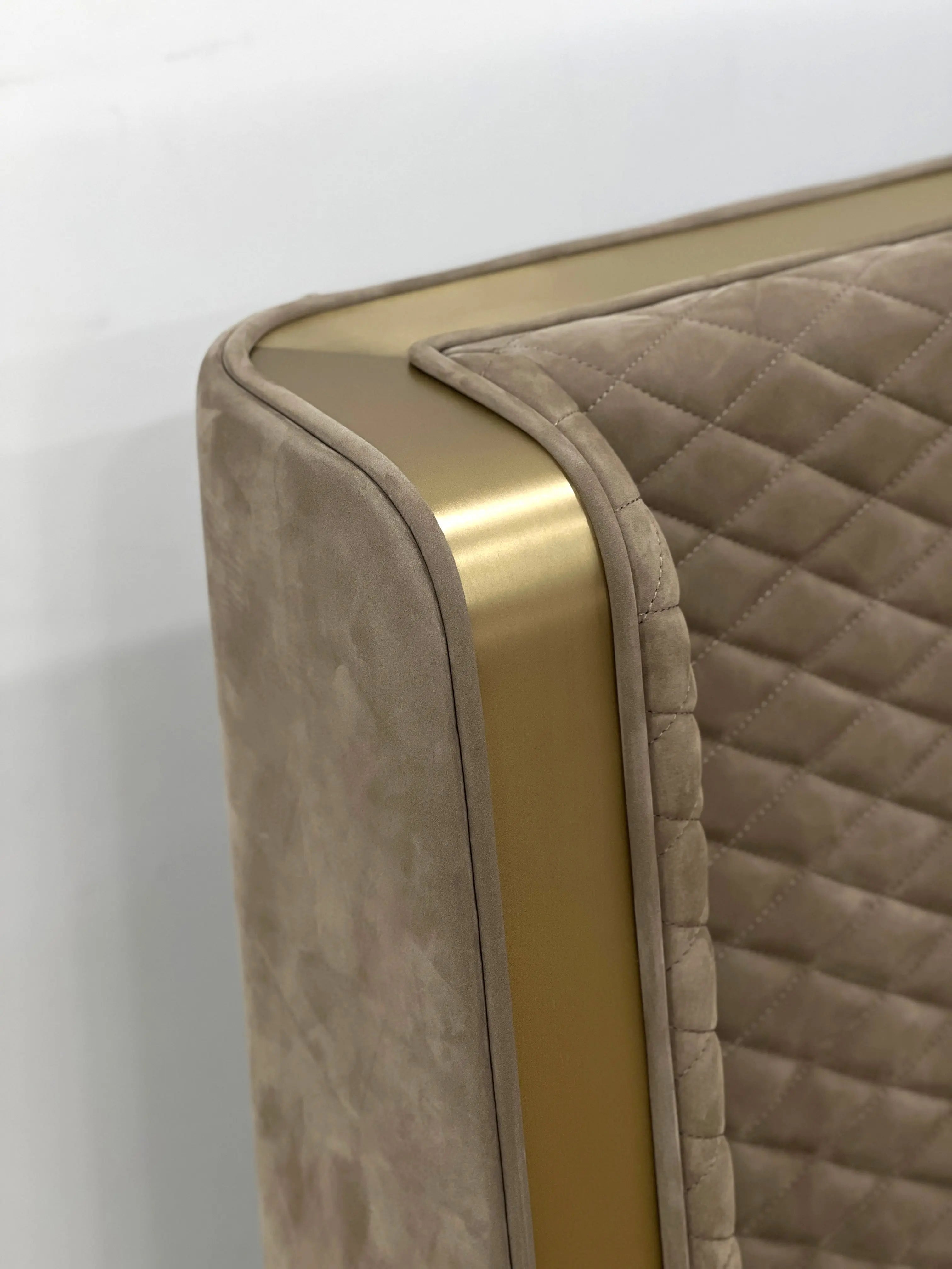 Leather King Size Deluxe Design Bed W008B10 Bentley style Stamford Bed