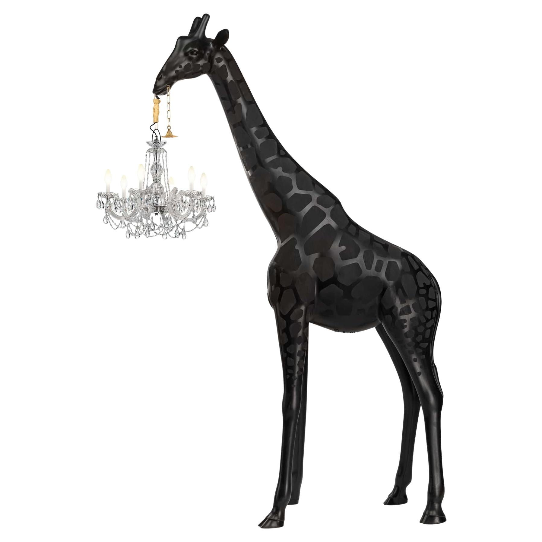 Innovative Artistry: Giraffe in Love Combines Classic Lighting with Modern Design