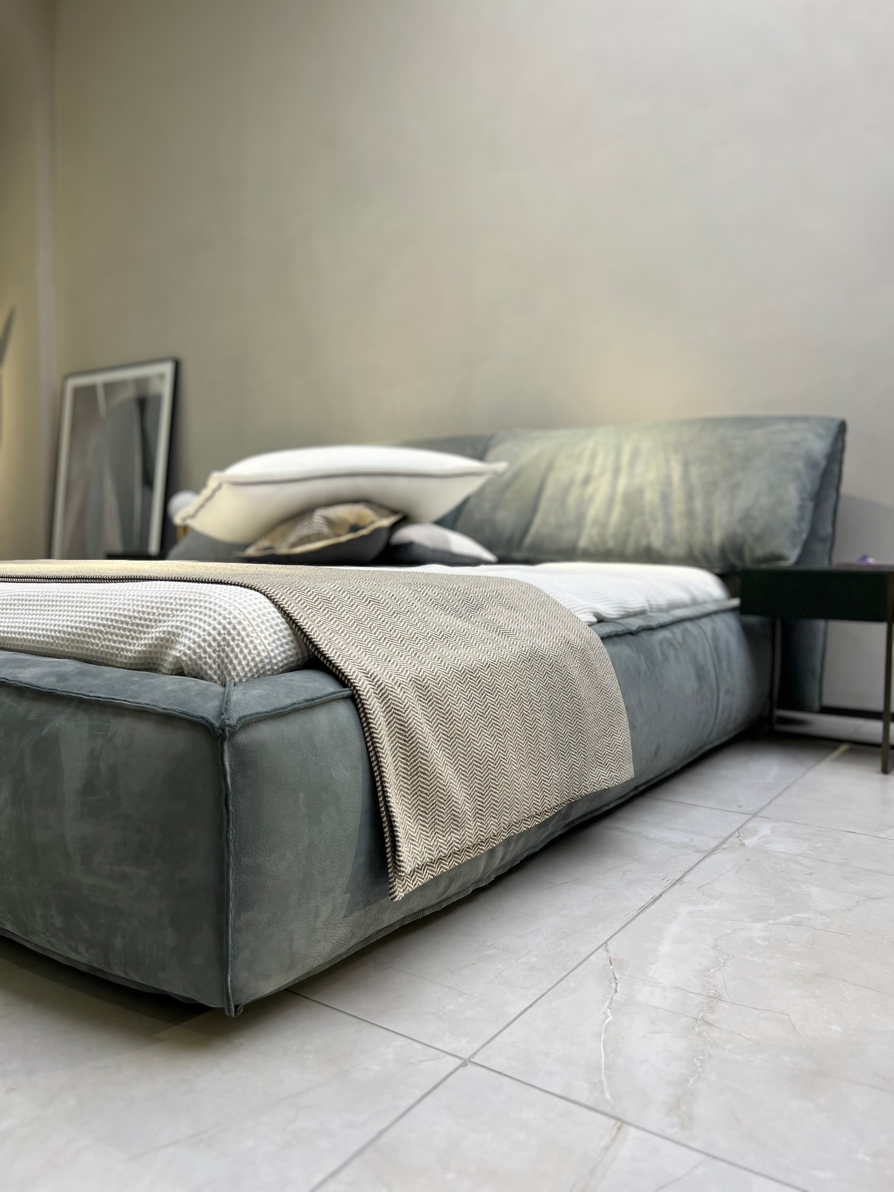 RC-27 Minimalism  Bed