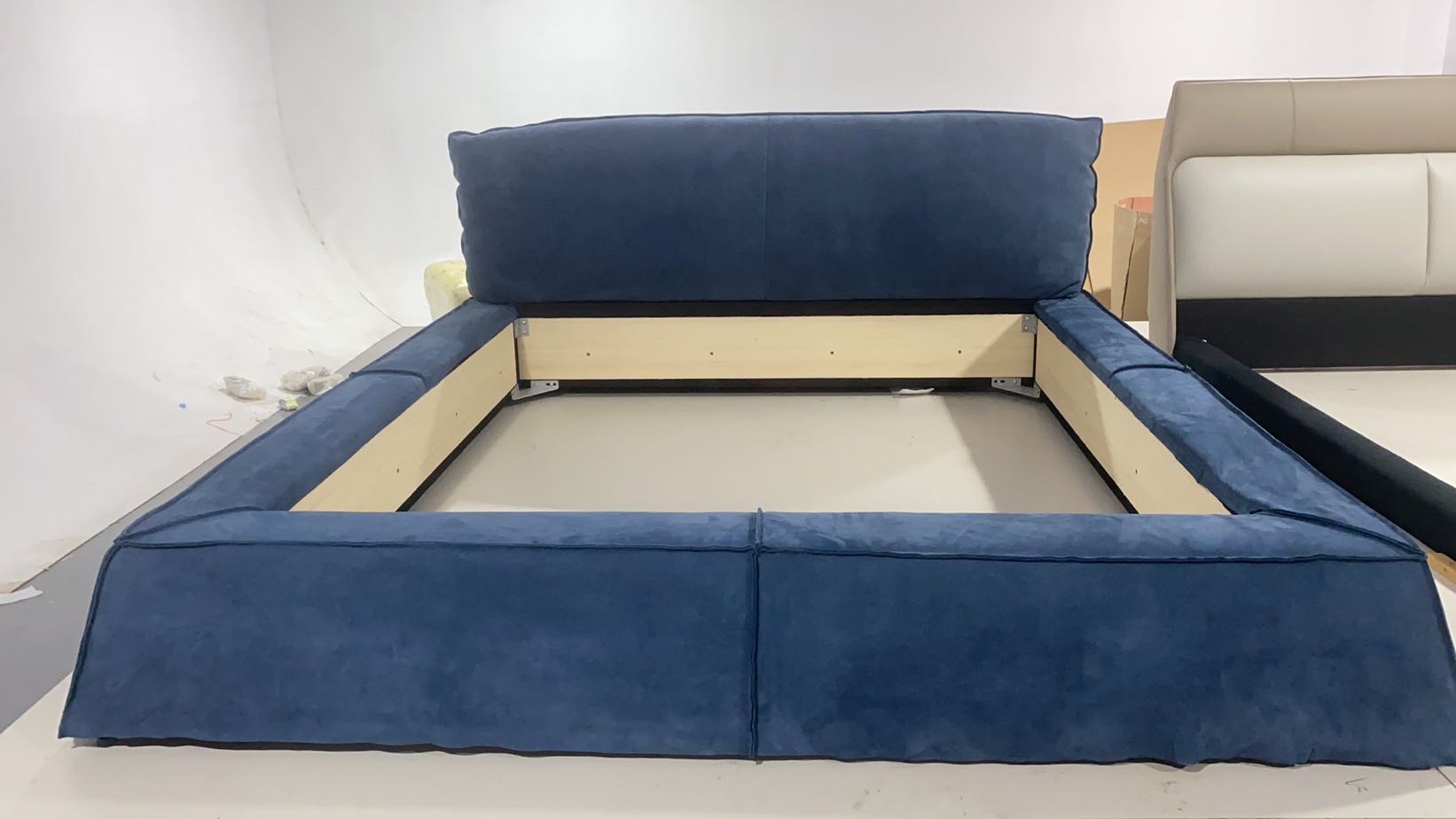 RC-28 Minimalism Bed