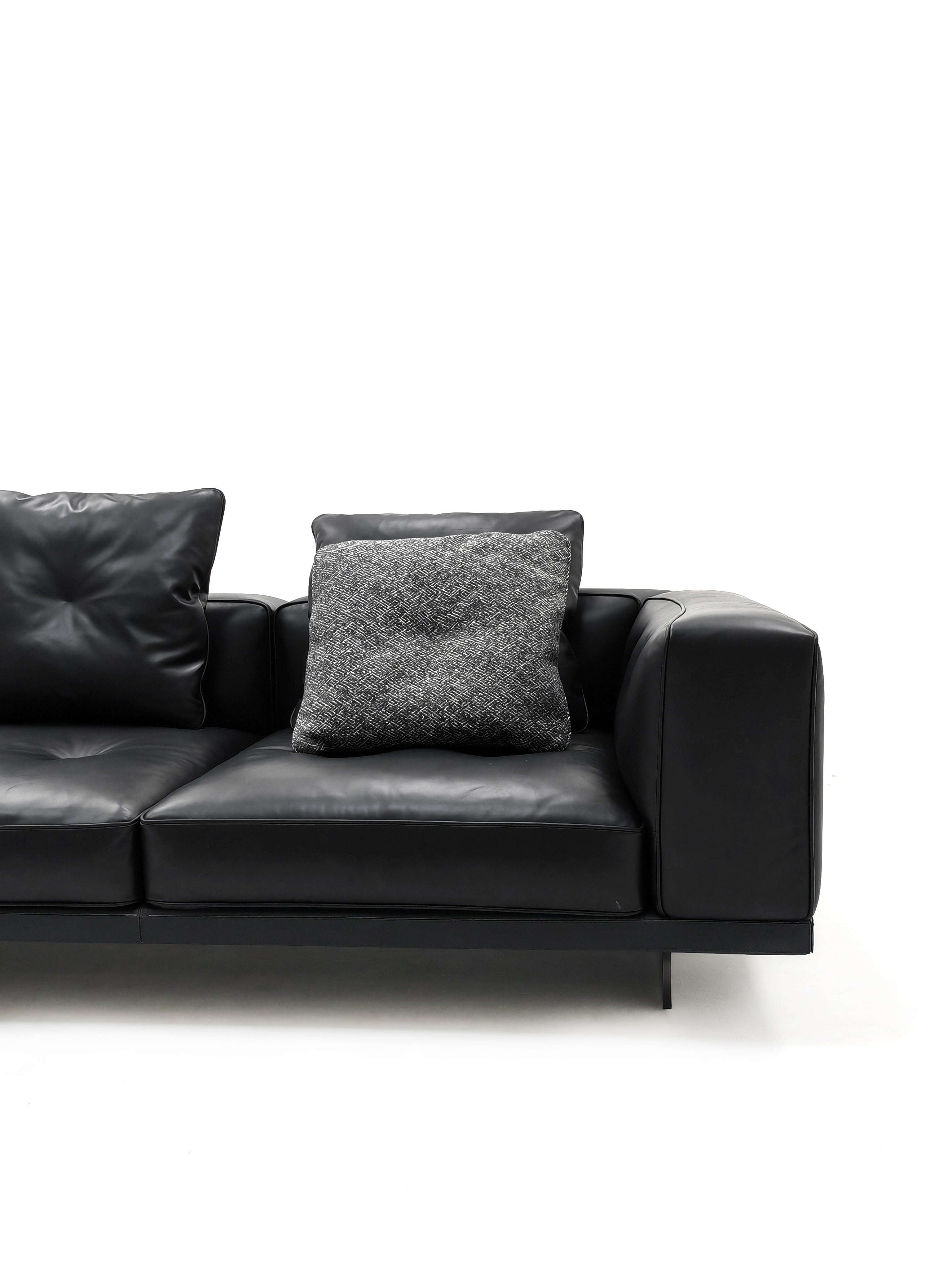 VJ3-2357 Four-Seater Sofa Comfortable and soft to sit on - Chiuchiufurniture