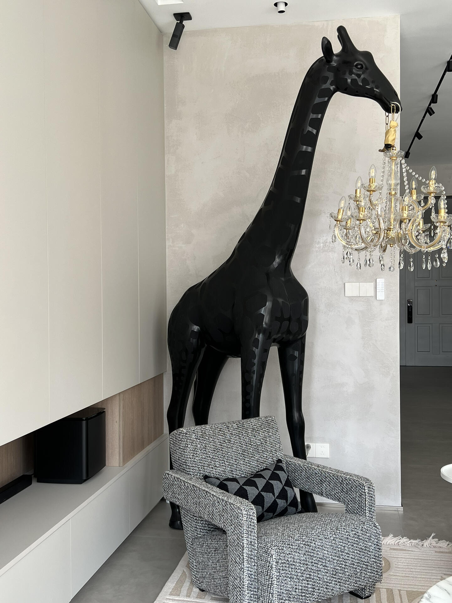 Innovative Artistry: Giraffe in Love Combines Classic Lighting with Modern Design