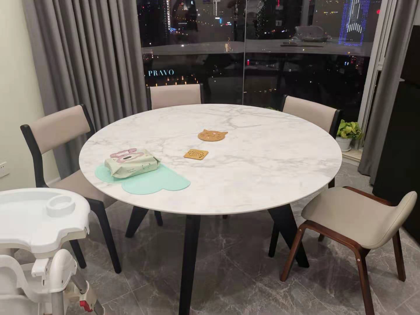 HA5-1676-7 Round dining table (four legs)