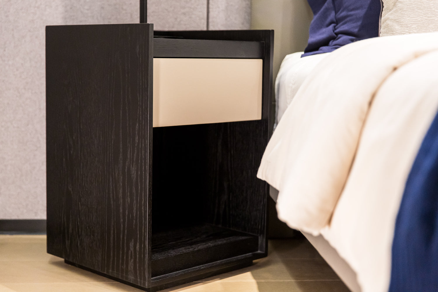 Italian Minimalist Veneer HX-1770-2 Bedside Table VV