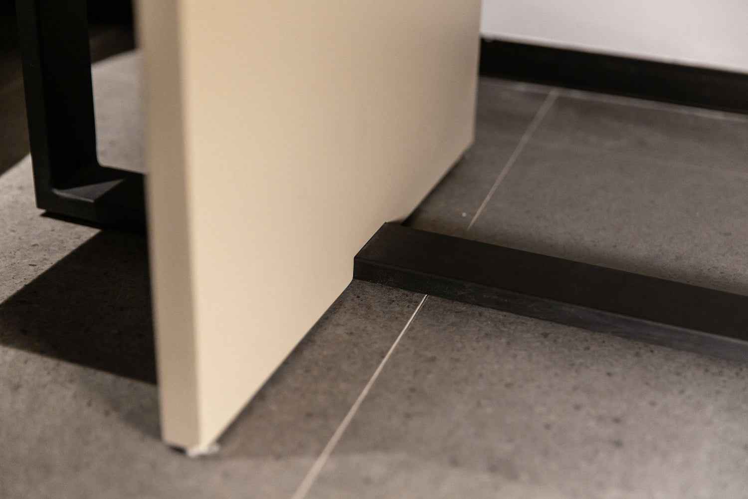 Sleek Black HX-1862-2 Bedside Cabinet